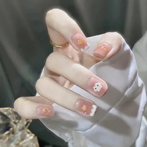 Nahaufnahme handgefertigter Cat-Eye-Nägel mit süßen Wolken- und gelben Herzmotiven