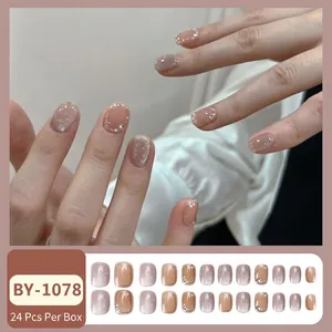 Nuderoséfarbene Cat-Eye Kunstnägel mit Silberglitzer und Perlenbesatz, 24 Stück