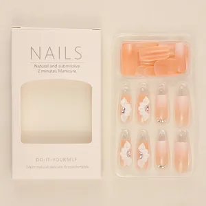 Unghie finte french sfumate marroni con fiori 3D e strass brillanti per manicure di lusso
