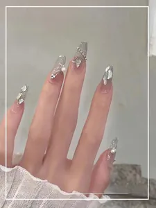 Detailansicht der französischen Schmetterlingsnägel mit Diamanten und Rosa-Farbverlauf