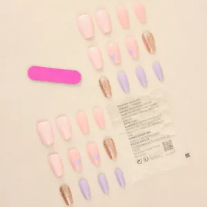 Set aus mittellangen lila Herznägeln mit Glitzer und Nagelwerkzeug-Zubehör