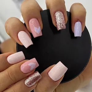 Süße lila Herz Drucknägel im mittellangen Design mit Silberglitzer und rosa Akzenten