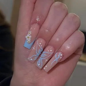 Faux ongles longs ballerine avec papillon bleu pailleté, fleurs 3D et motifs étoiles