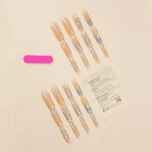 Faux ongles longs ballerine avec motifs papillon bleus et détails de fleurs perlées
