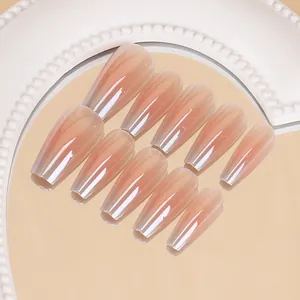 Faux ongles gel rose brillant de forme cercueil longue sur support miroir élégant