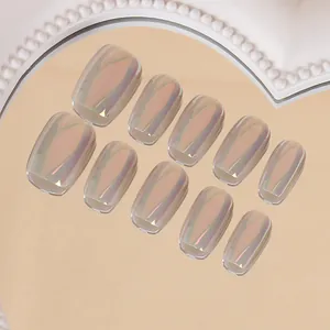 Détail de faux ongles nacrés aurora avec reflet scintillant sur miroir en cœur