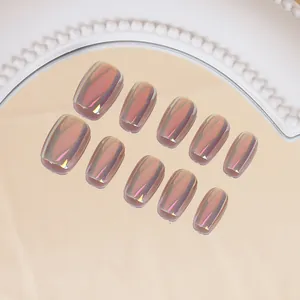 Détail de faux ongles rose irisé avec effet œil de chat sur surface miroir