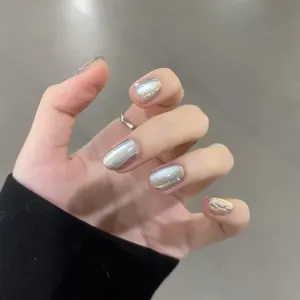 Vue détaillée d'ongles argentés œil de chat avec éclat métallique et finition aurora