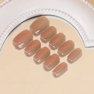Vue détaillée d'ongles à presser en dégradé nude avec texture gel brillante et amande