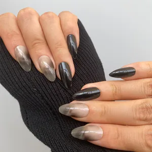 Uñas postizas cortas de mármol oscuro con diseño degradado negro brillante de almendra