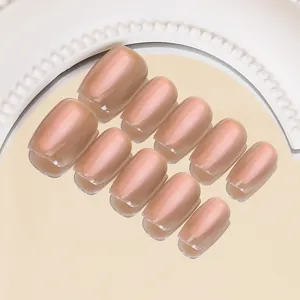 Vue détaillée de 10 faux ongles rose nude nacré disposés sur un miroir de style vintage