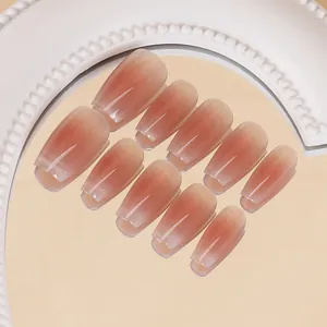 Gros plan d'ongles press-on dégradés rose œil de chat sur un plateau doré élégant