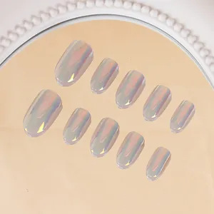 Détail macro de faux ongles ovales effet aurore aux reflets roses et bleus irisés