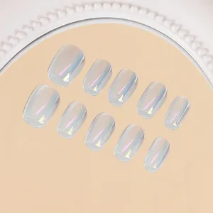 Faux ongles courts carrés holographiques avec finition chromée aurore irisante