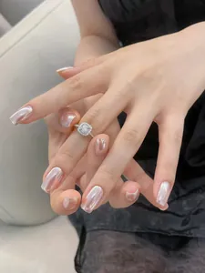 Eleganter silberner Halo-Ring mit quadratischem Edelstein und Pavé-Diamanten am Finger