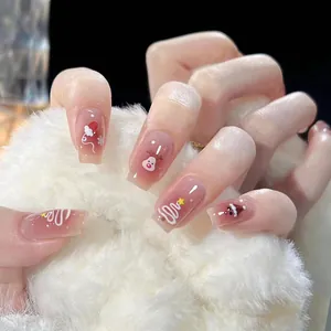 Detail van kerstkunstnagels met rendier- en sterpatronen voor de feestdagen