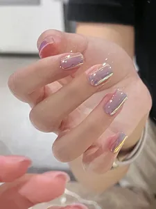Detail von Aurora lila Laser-Nägeln mit goldenem Rand und hochglänzendem Laser-Effekt
