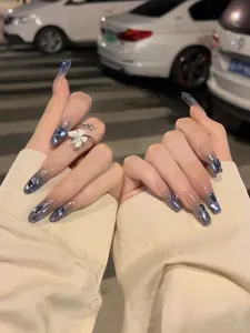 Detailansicht der blau-grauen Gradient-Press-on-Nägel mit Glitzer und Schmetterling