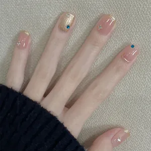 Unghie finte con strass champagne dorati e finitura rosa nude traslucida