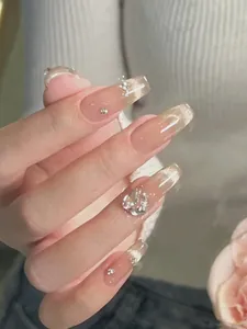 Detailansicht der Nude-Gradient-Nagelclips mit Cat-Eye-Finish und luxuriösen Strasssteinen