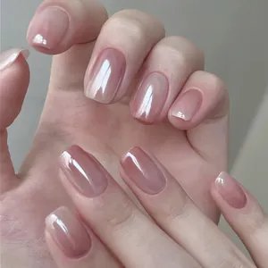 Unghie finte rosa nude effetto gelatina con forma squadrata e arrotondata, stile raffinato
