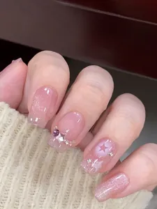 Detailansicht der rosa Farbverlauf-Nägel mit Glitzersternen und Strasssteinen