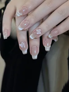 Detail von French Cat-Eye Nägeln mit 3D Silber-Schmetterlingen und Perlen