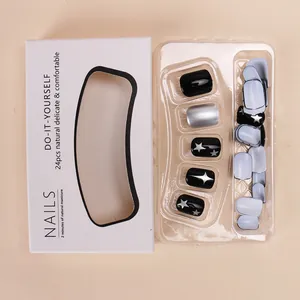 Set de 24 uñas postizas cortas con estrellas plateadas en diseño negro y plateado