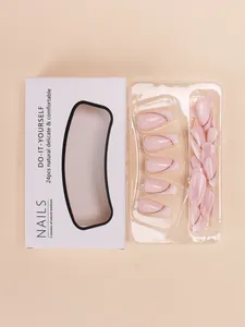 Dettaglio di unghie finte rosa con linee dorate incluse confezione e set da 24 pezzi