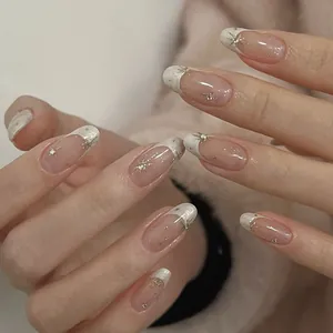 Détails des faux ongles French Cat-Eye avec paillettes scintillantes et étoiles dorées
