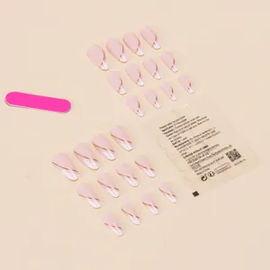 Set di unghie finte French rosa con punte bianche e dettagli in linea dorata