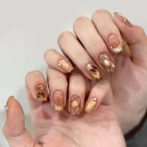 Faux ongles œil de chat champagne avec motifs papillons et pointes french pailletées