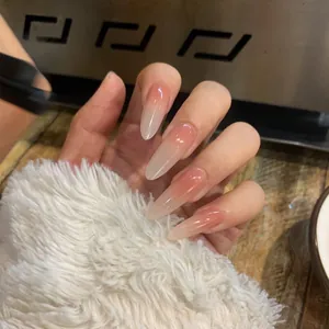 Unghie finte lunghe fatte a mano con sfumatura rosa nudo e finitura con trama gelée