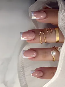 Unghie finte quadrate lunghe con base rosa nude ed elegante design French tip bianco