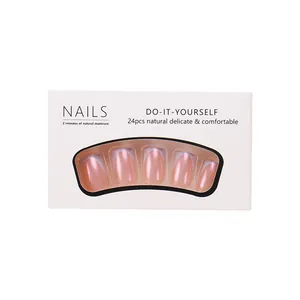 Set di 24 unghie finte rosa perlato con punte blu in una confezione con finestra