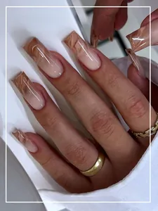 Vue détaillée d'ongles longs ballerine avec motif marbre ambre et dégradé rose