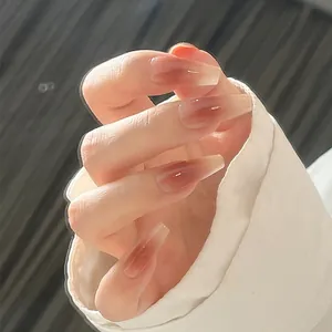 Unghie finte lunghe a bara blush ombre con sfumatura rosso-marrone effetto gelatina