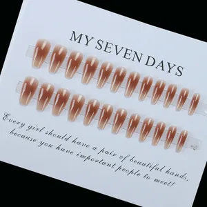 Set 24 unghie finte sfumate rosa nude lunghe a forma di bara con finitura lucida su scheda