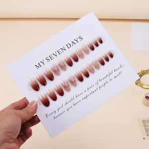 Press-on Nägel Set mit rotbraunem Farbverlauf und handgemalten weißen Blumenmotiven
