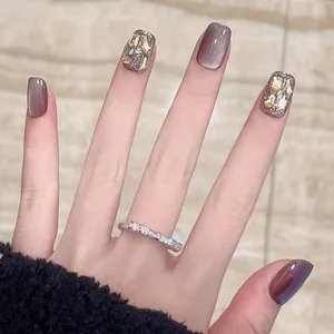 Faux ongles œil de chat violets avec strass étincelants et forme carrée-ovale chic