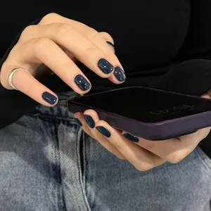 Glanzende marineblauwe korte vierkante plaknagels met minimalistische zilveren ring