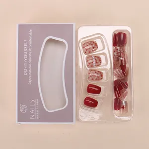 Unghie finte rosso vino scuro con perle e decorazioni a scacchi set manicure fai da te