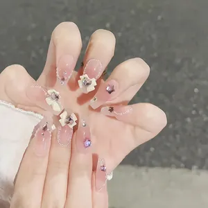 Roze gradiënt kunstnagels met strik, parelketting en sterrensteentjes in balletstijl