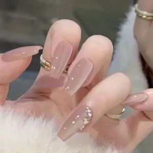 Handgemaakte coffin vorm plaknagels in nude roze met schitterende strass steentjes