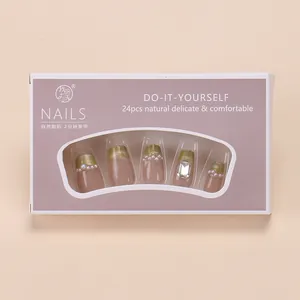 Gros plan de faux ongles French pailletés verts avec perles blanches en coffret