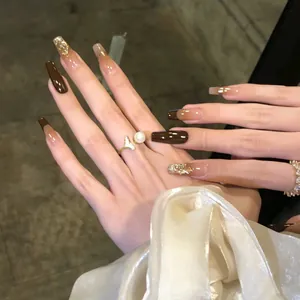 Faux ongles dégradés marron forme cercueil avec feuilles d'or et finition de luxe