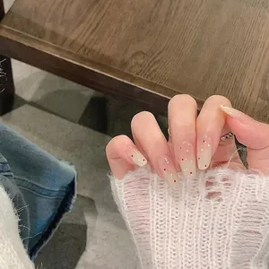 Faux ongles trapèze longs à pois avec fini gel crème et détails pailletés rouges