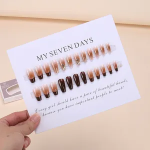 Faux ongles ombrés marron avec paillettes et lignes dorées en boîte de 24 pièces