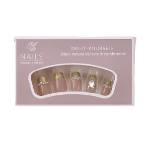 Faux ongles French courts en T avec paillettes dorées, perles et strass carré brillant