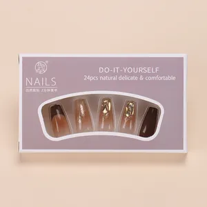 Détail du set de 24 faux ongles dégradés marron avec paillettes et strass en emballage